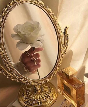 امرأة على دراجة حمراء